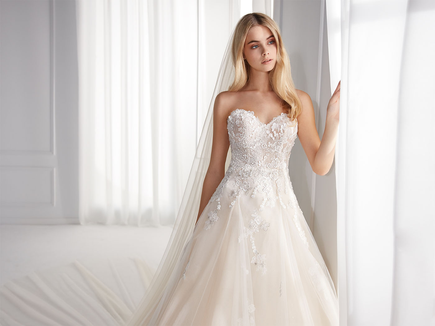 Abito da sposa linea ad A in glitter tulle ricamato