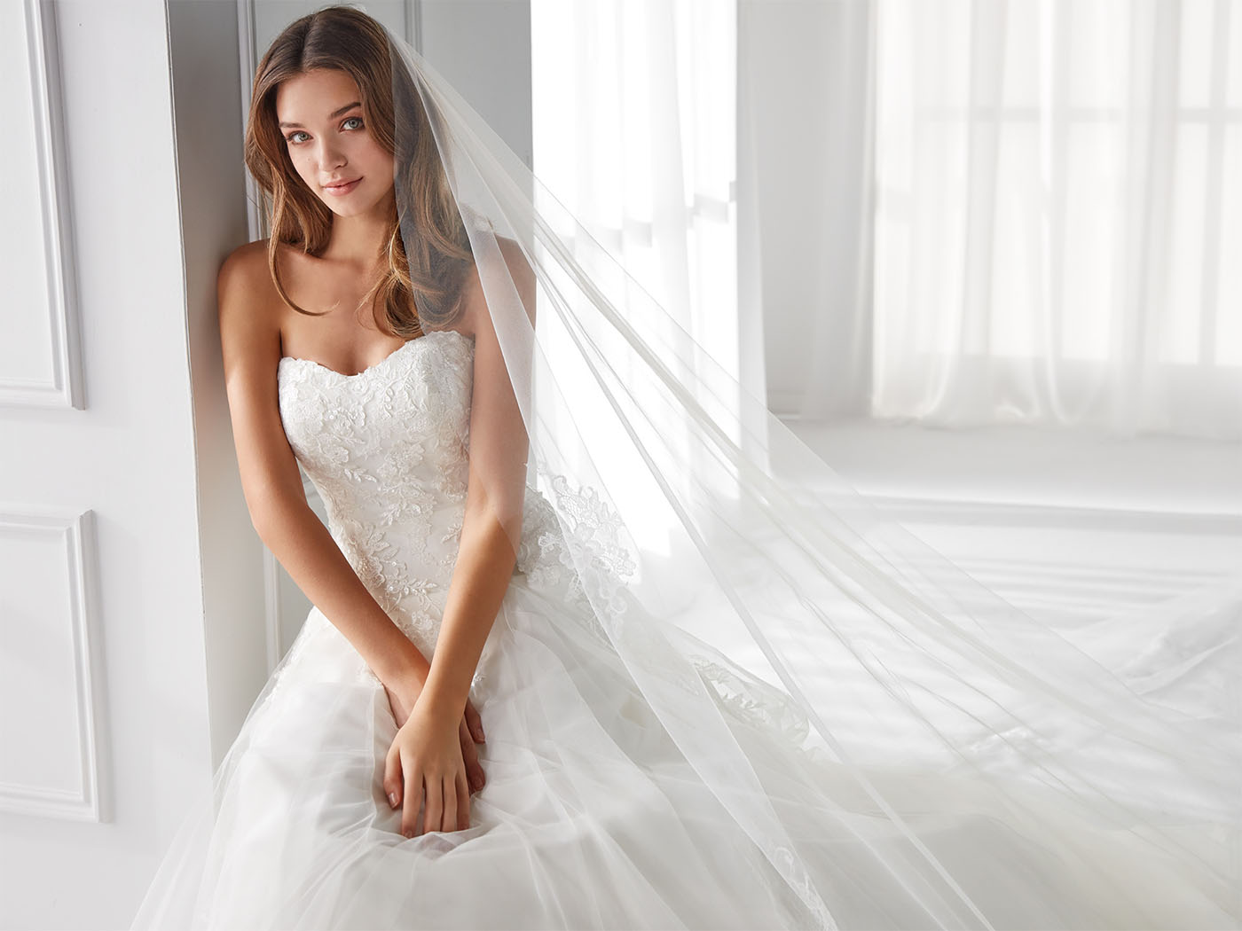 Abito da sposa redingote in tulle ricamato