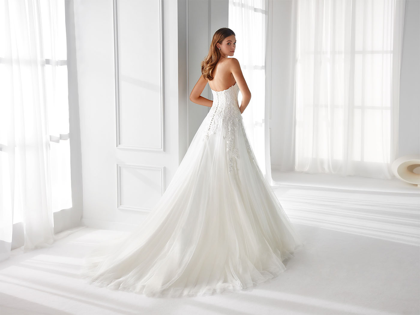 Abito da sposa redingote in tulle ricamato Abito da sposa redingote in tulle ricamato