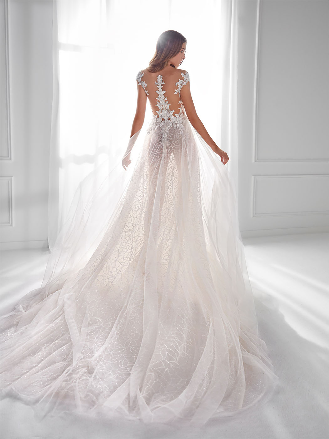 Abito da sposa scivolato con scollatura e trasparenze Abito da sposa scivolato con scollatura e trasparenze