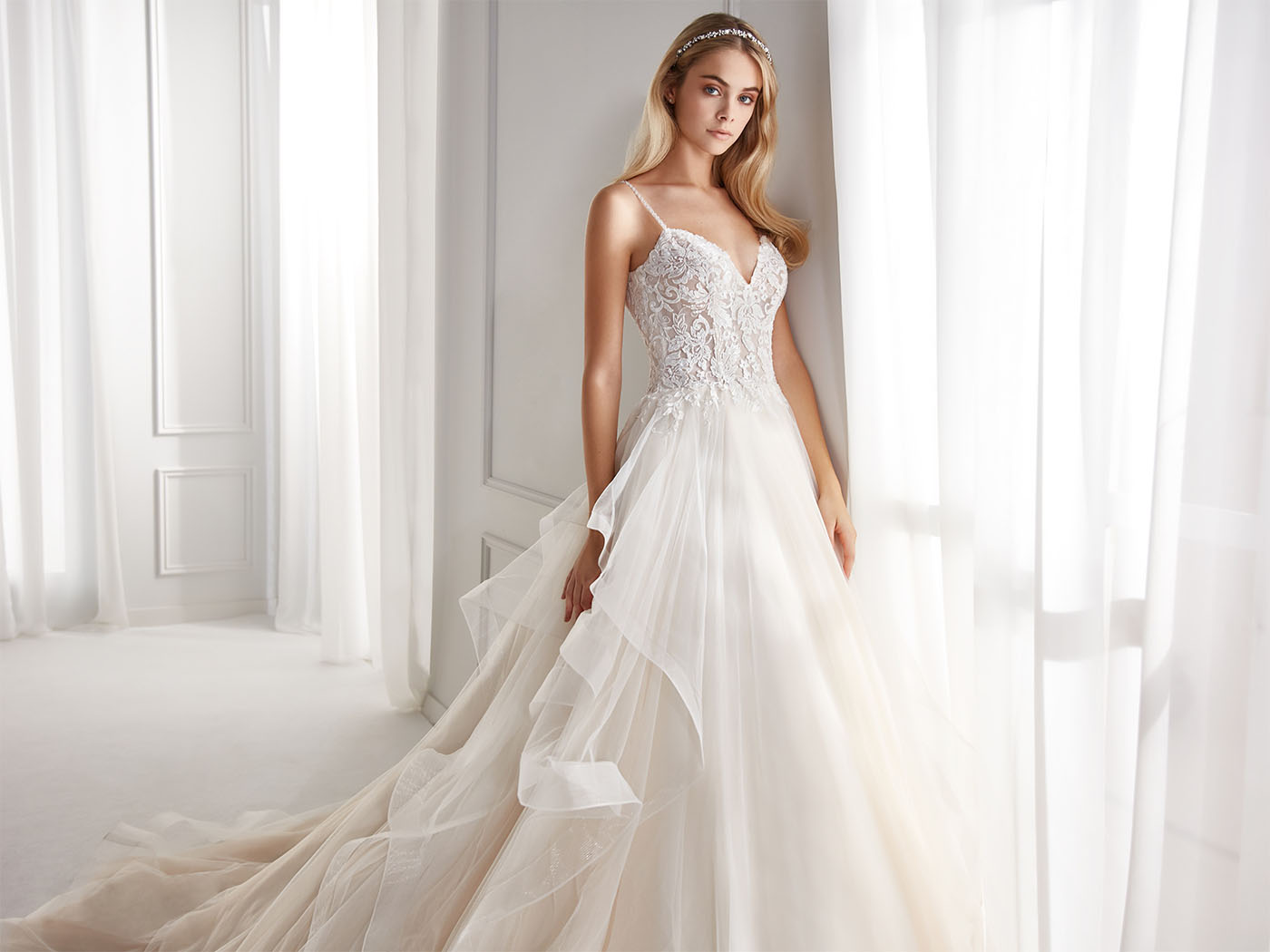 Abito da sposa linea ad A, con tulle e spalline gioiello