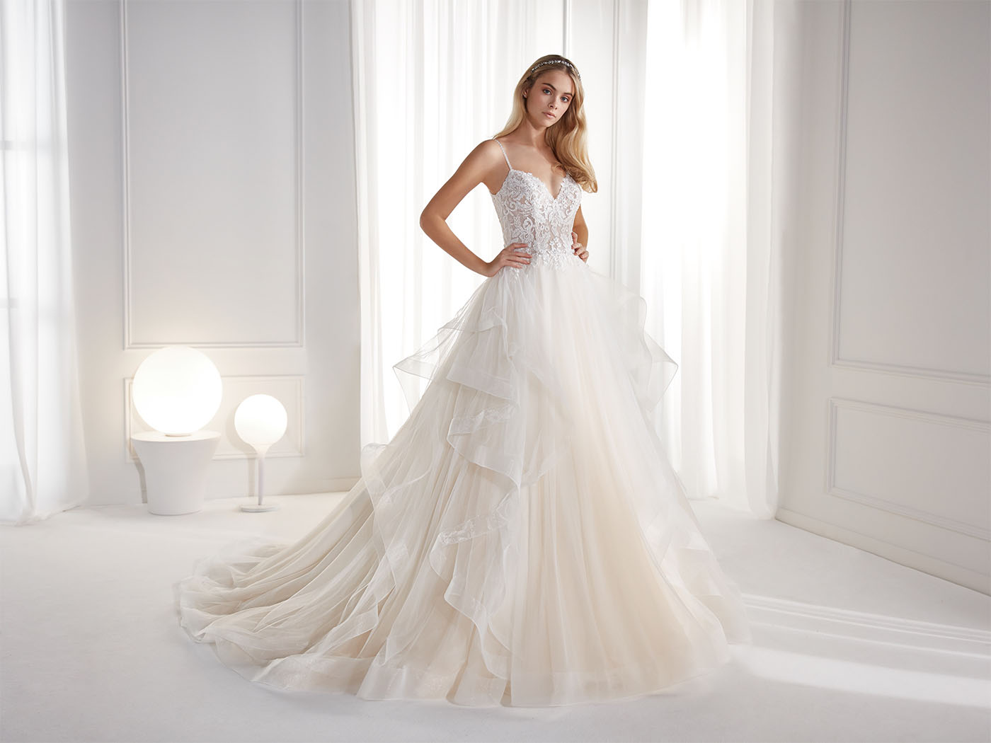 Abito da sposa linea ad A, con tulle e spalline gioiello Abito da sposa linea ad A, con tulle e spalline gioiello