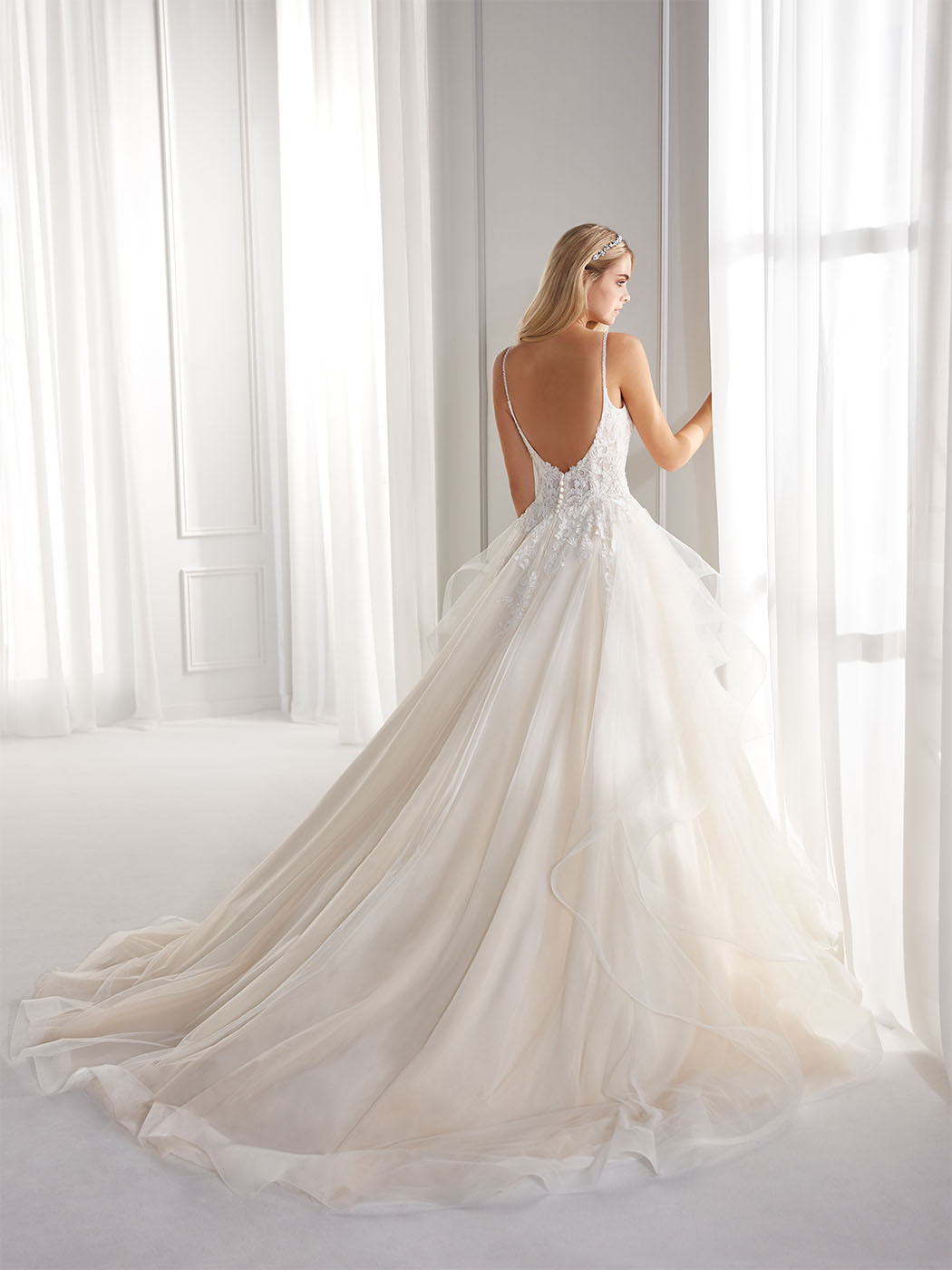 Abito da sposa linea ad A, con tulle e spalline gioiello Abito da sposa linea ad A, con tulle e spalline gioiello