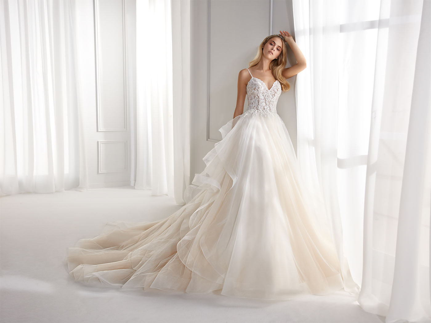 Abito da sposa linea ad A, con tulle e spalline gioiello Abito da sposa linea ad A, con tulle e spalline gioiello