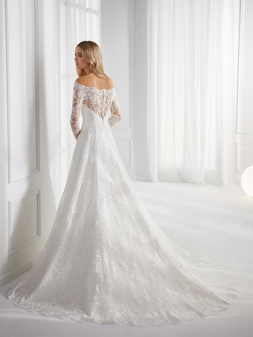 Abito da sposa linea ad A, tulle, pizzo e scollo bateau Abito da sposa linea ad A, tulle, pizzo e scollo bateau