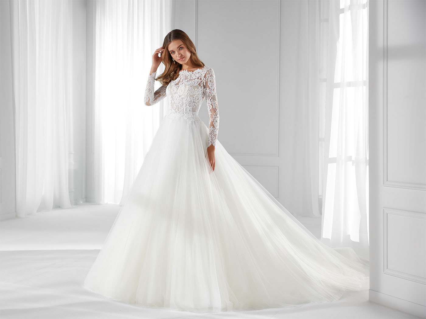 Abito da sposa in tulle, pizzo, scollo bateau alto e strascico Abito da sposa in tulle, pizzo, scollo bateau alto e strascico