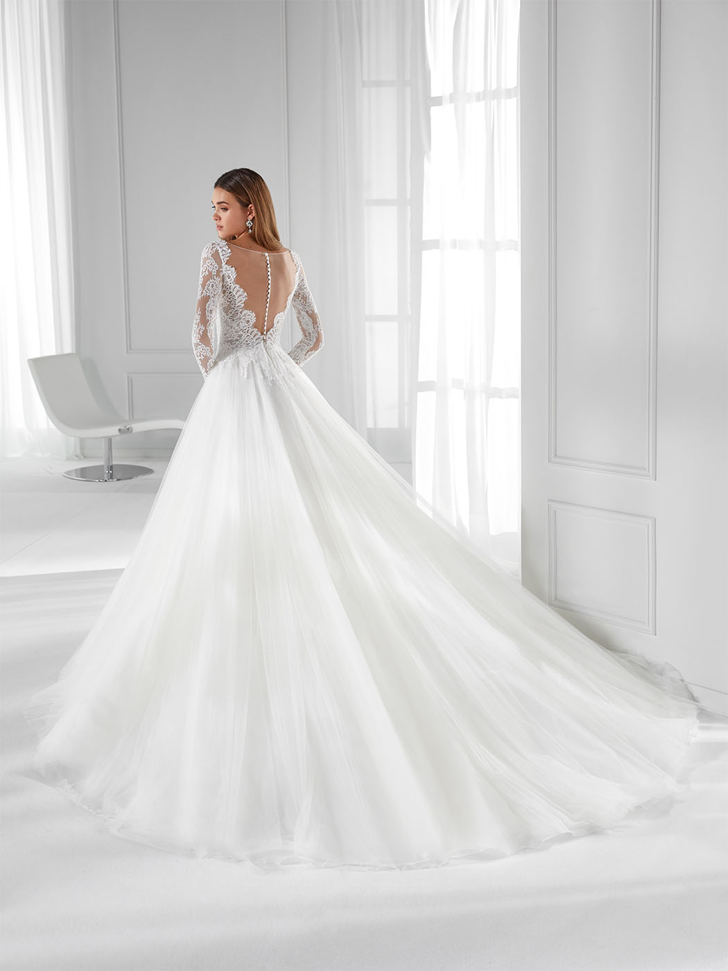 Abito da sposa in tulle, pizzo, scollo bateau alto e strascico Abito da sposa in tulle, pizzo, scollo bateau alto e strascico