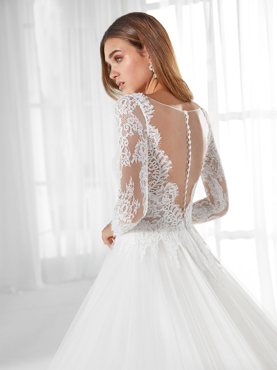 Abito da sposa in tulle, pizzo, scollo bateau alto e strascico Abito da sposa in tulle, pizzo, scollo bateau alto e strascico