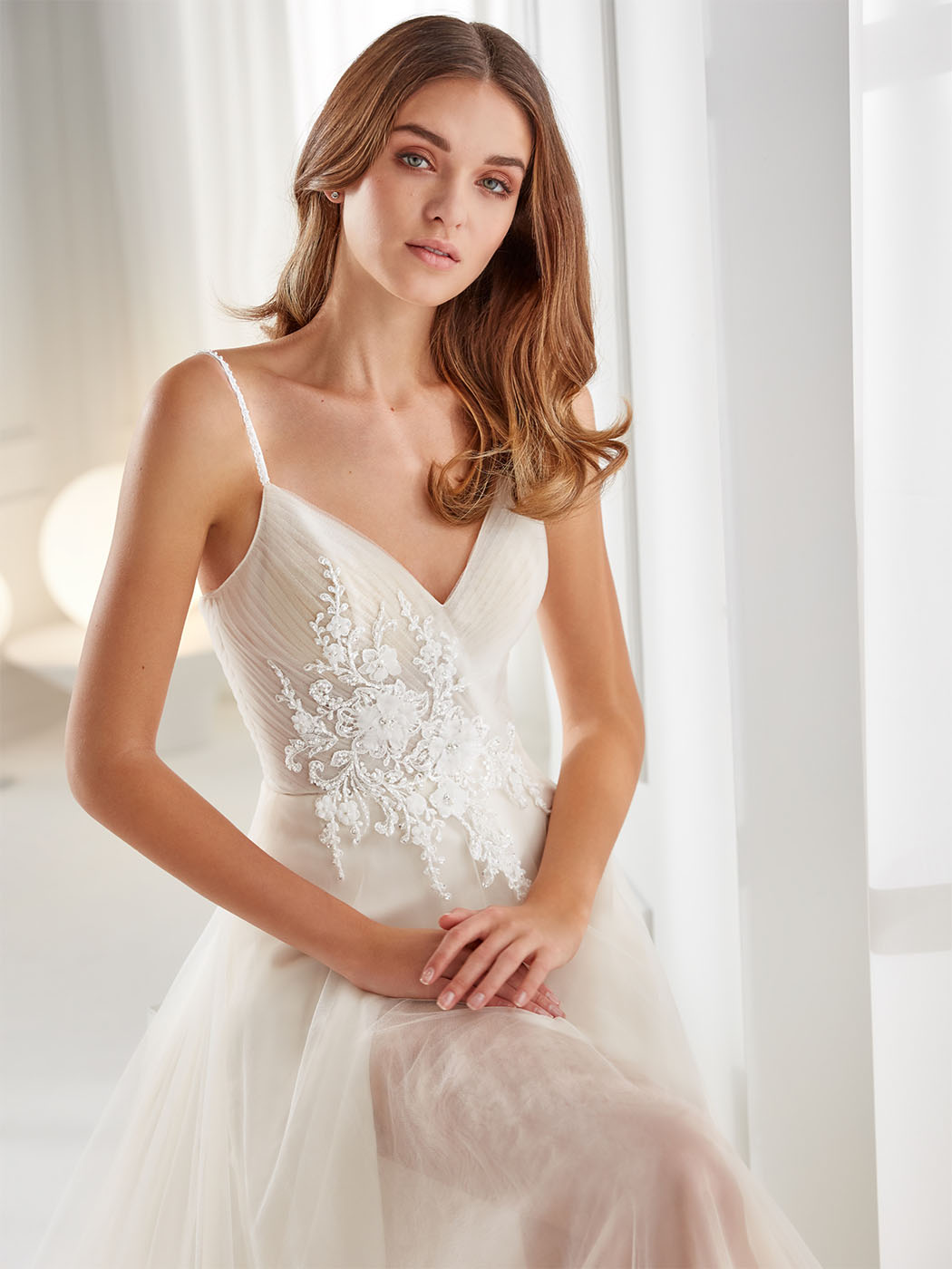 Abito da sposa scivolato in tulle e pizzo, con drappeggi e spacco laterale Abito da sposa scivolato in tulle e pizzo, con drappeggi e spacco laterale