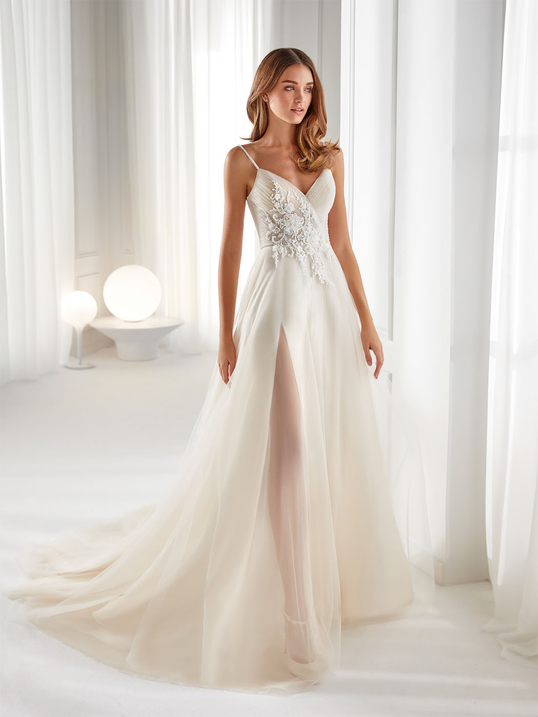 Abito da sposa scivolato in tulle e pizzo, con drappeggi e spacco laterale Abito da sposa scivolato in tulle e pizzo, con drappeggi e spacco laterale