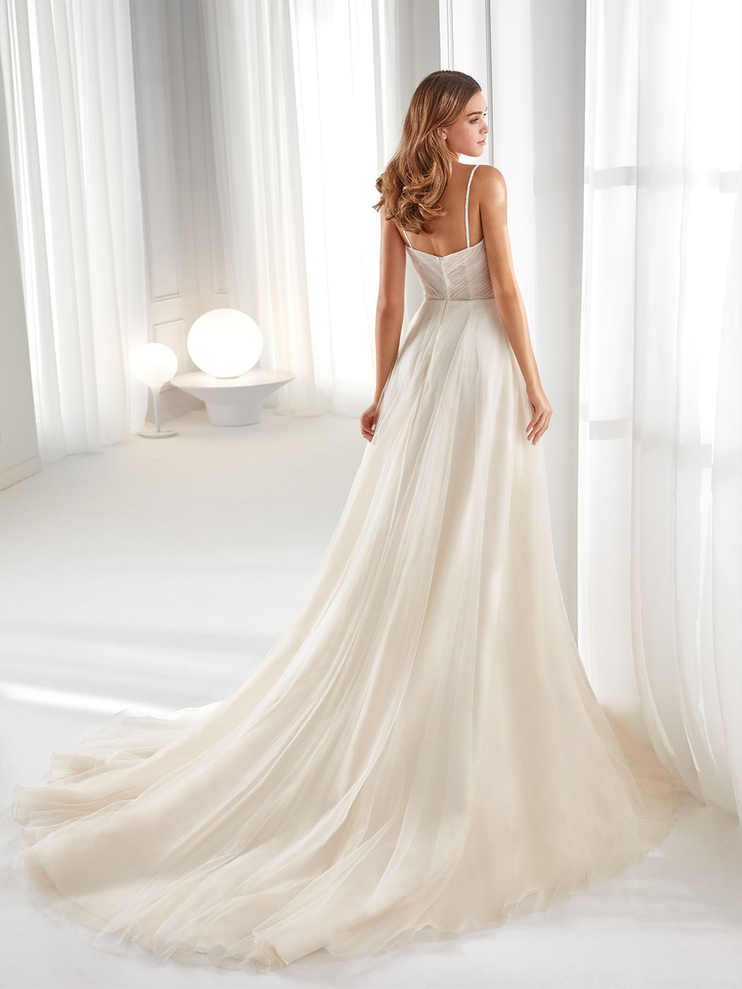 Abito da sposa scivolato in tulle e pizzo, con drappeggi e spacco laterale Abito da sposa scivolato in tulle e pizzo, con drappeggi e spacco laterale