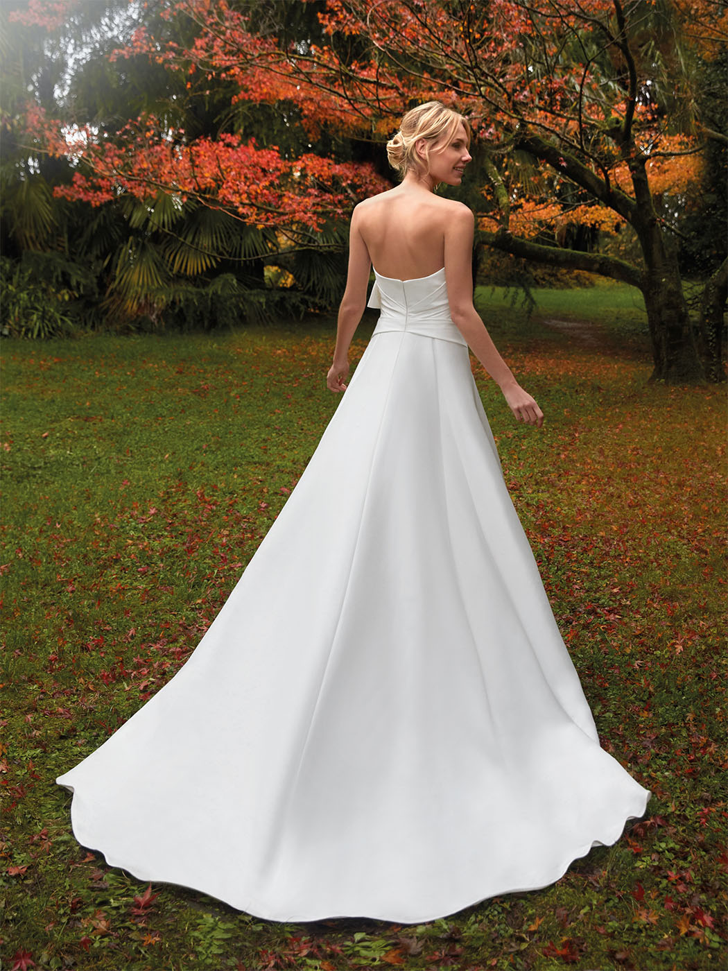 Abito da sposa scivolato in stretch mikado e fiocco laterale Abito da sposa scivolato in stretch mikado e fiocco laterale