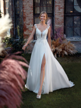 Abito da sposa scivolato in chiffon, con spacco laterale e pizzo