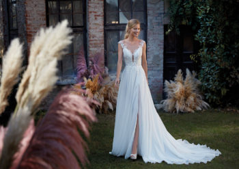 Abito da sposa scivolato in chiffon, con spacco laterale e pizzo