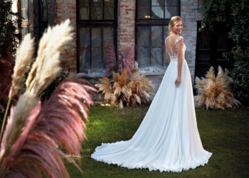 Abito da sposa scivolato in chiffon, con spacco laterale e pizzo