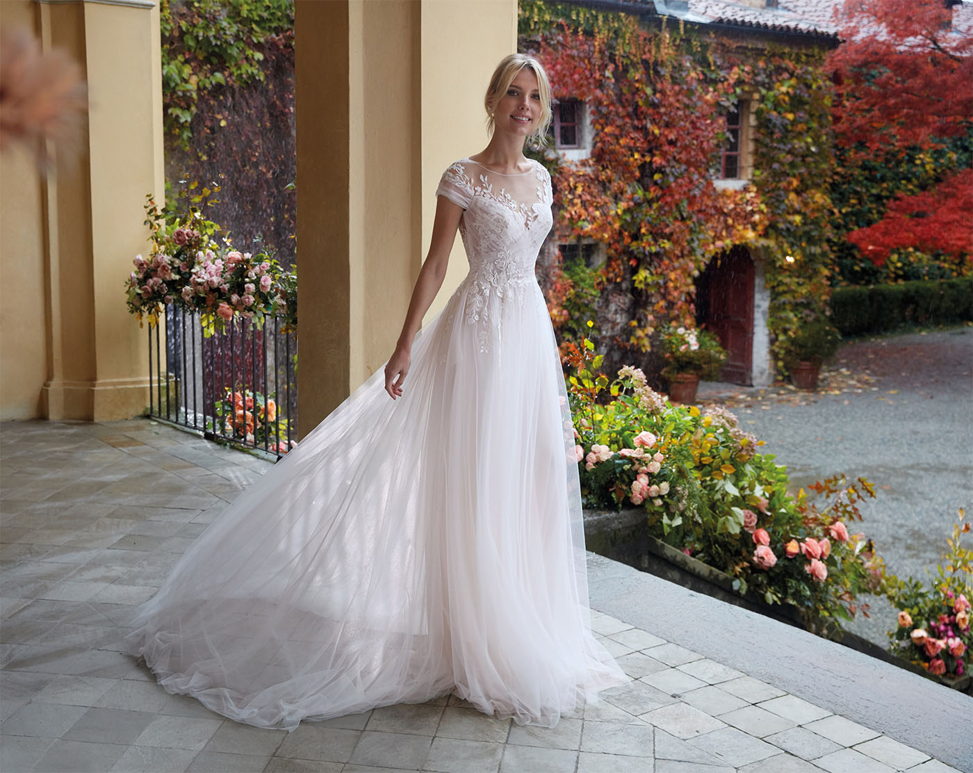 Abito da sposa scivolato moderno in tulle e pizzo