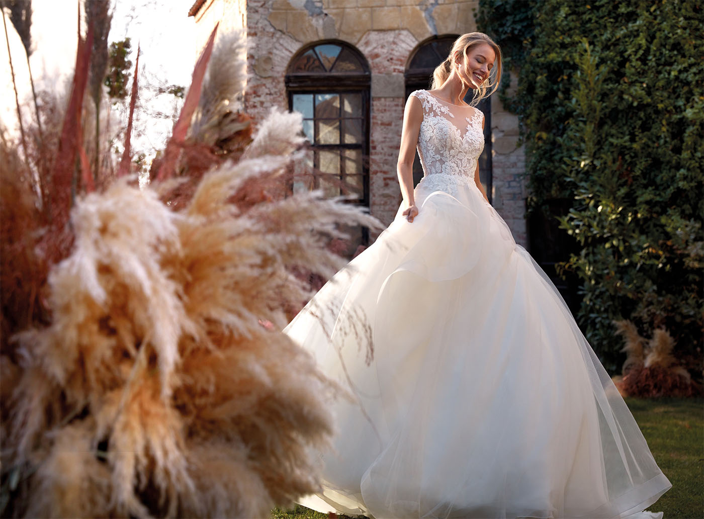 Abito da sposa in tulle e pizzo, con balze