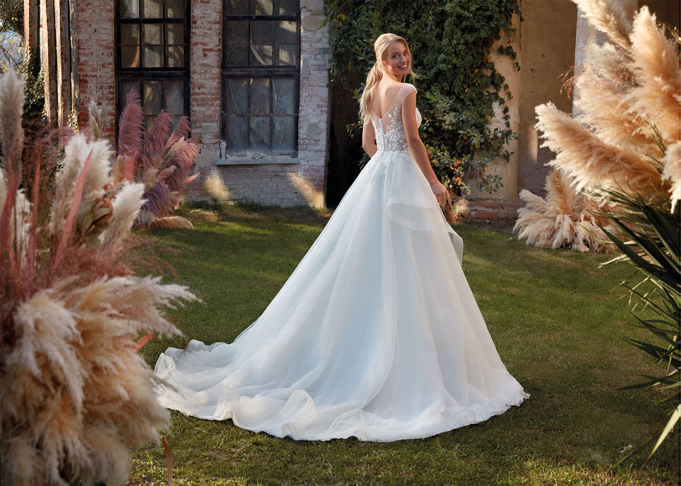 Abito da sposa in tulle e pizzo, con balze Abito da sposa in tulle e pizzo, con balze