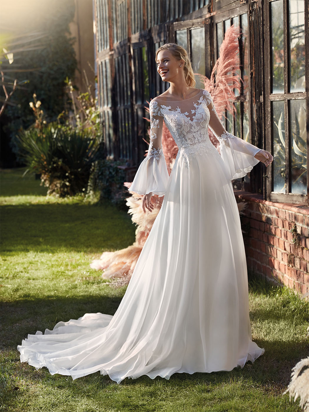 Abito da sposa scivolato in chiffon con maniche chandelier staccabili Abito da sposa scivolato in chiffon con maniche chandelier staccabili