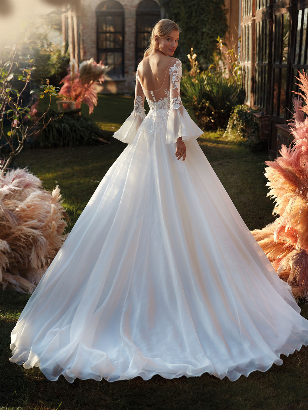 Abito da sposa scivolato in chiffon con maniche chandelier staccabili Abito da sposa scivolato in chiffon con maniche chandelier staccabili