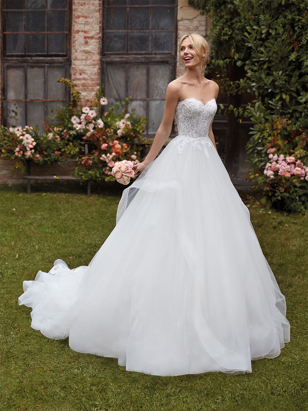 Abito da sposa in tulle, con scollo a cuore Abito da sposa in tulle, con scollo a cuore
