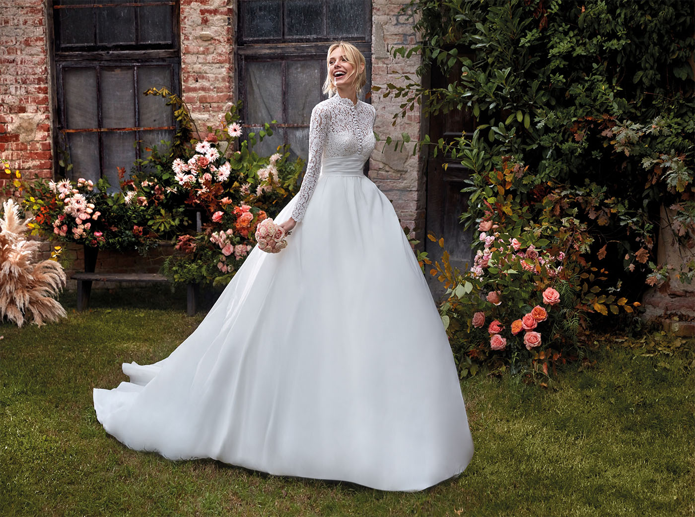 Abito da sposa con corpino in pizzo e collo alto Abito da sposa con corpino in pizzo e collo alto