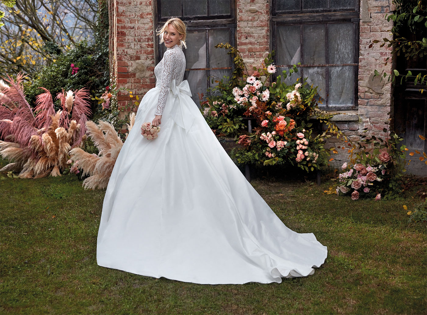Abito da sposa con corpino in pizzo e collo alto Abito da sposa con corpino in pizzo e collo alto