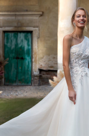 Abito da sposa linea ad A in tulle con monospalla e ricami argento