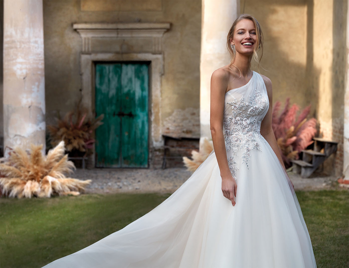 Abito da sposa monospalla con pizzo bicolore