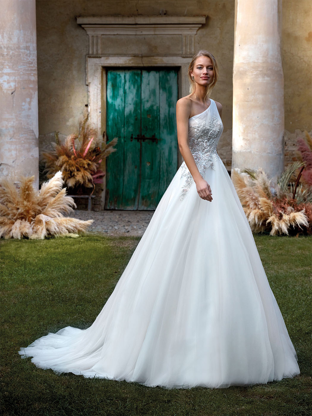 Abito da sposa monospalla con pizzo bicolore Abito da sposa monospalla con pizzo bicolore
