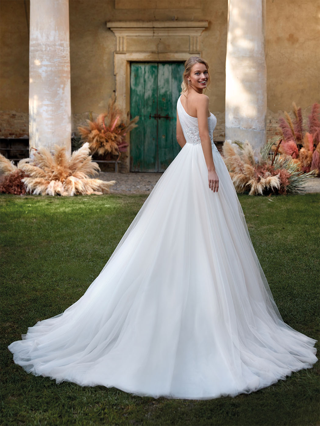 Abito da sposa monospalla con pizzo bicolore Abito da sposa monospalla con pizzo bicolore