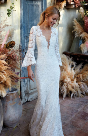 Abito da sposa a sirena boho chic in pizzo con maniche lunghe e scollatura a V