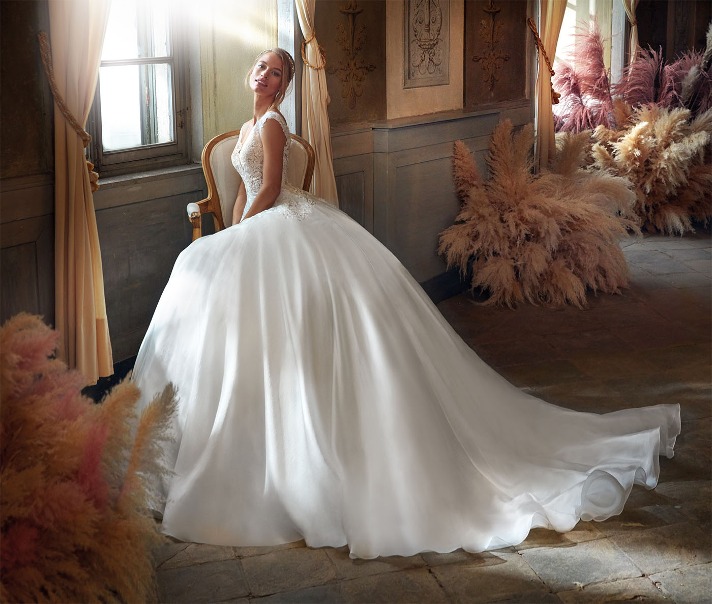 Abito da sposa in pizzo guipure e maniche chandelier staccabili Abito da sposa in pizzo guipure e maniche chandelier staccabili