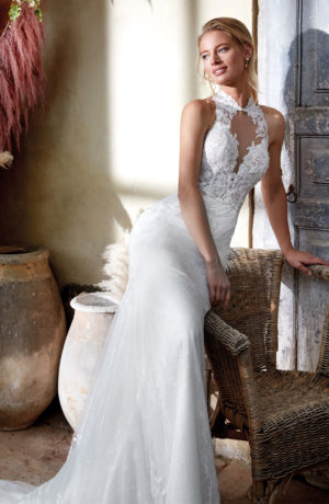 Abito da sposa a sirena in tulle e pizzo con scollatura all'americana e strascico lungo