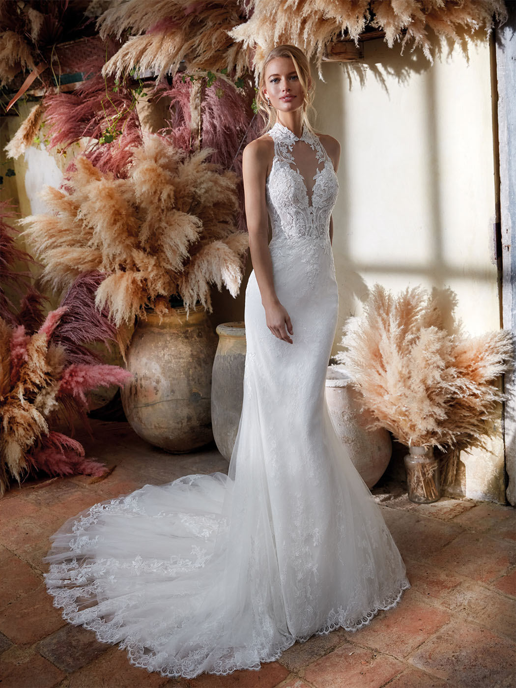 Abito da sposa a sirena in pizzo, scollo e strascico ricamato Abito da sposa a sirena in pizzo, scollo e strascico ricamato
