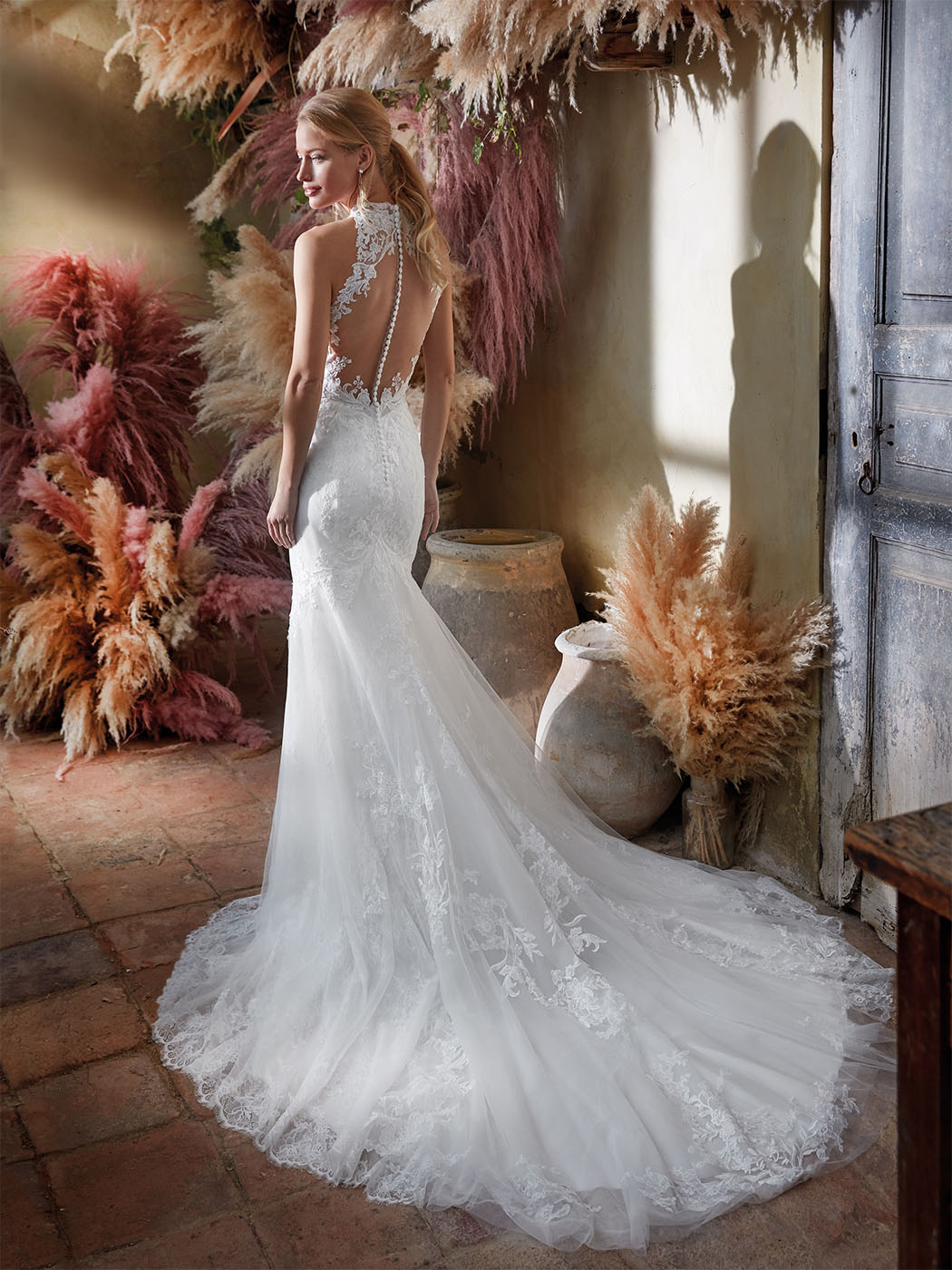 Abito da sposa a sirena in pizzo, scollo e strascico ricamato Abito da sposa a sirena in pizzo, scollo e strascico ricamato
